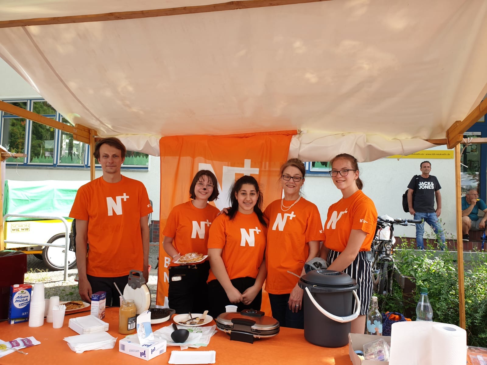 Schüler-Mentorinnen am N+Stand beim Körnerkiez-Fest