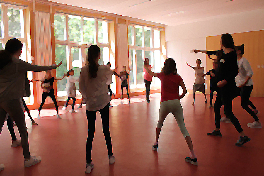 Mädchen stehen im Kreis und strecken die Hand zur Abwehr aus. Sie nehmen an einem Workshop teil, der Kinder gegen Grenzüberschreitungen stärken soll.