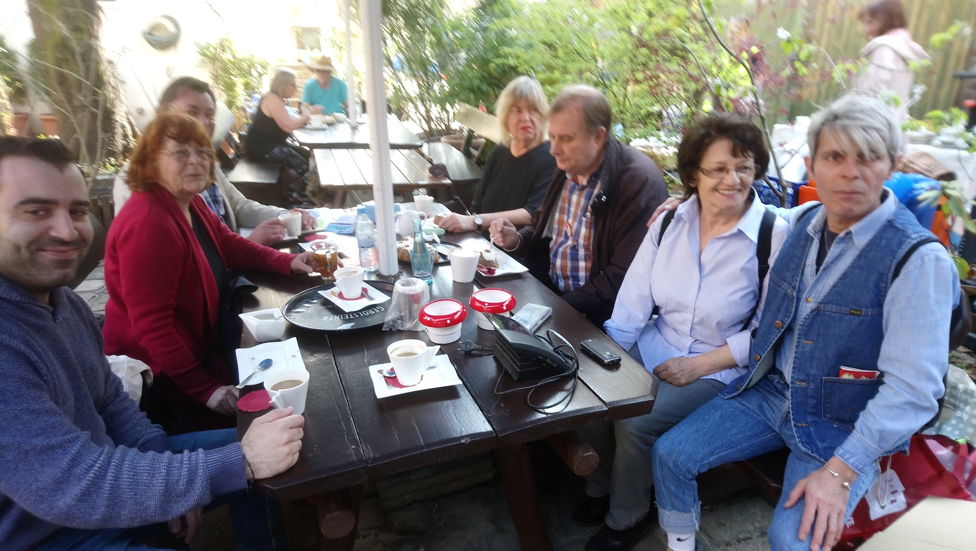 Das N+Troedelteam sitzt 2019 zusammen bei Kaffee und Kuchen bei der Eröffnung des Trödelmarktes