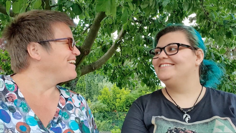 Unser Mentoring-Paar Miriam und Gisela lachen sich vergnügt an