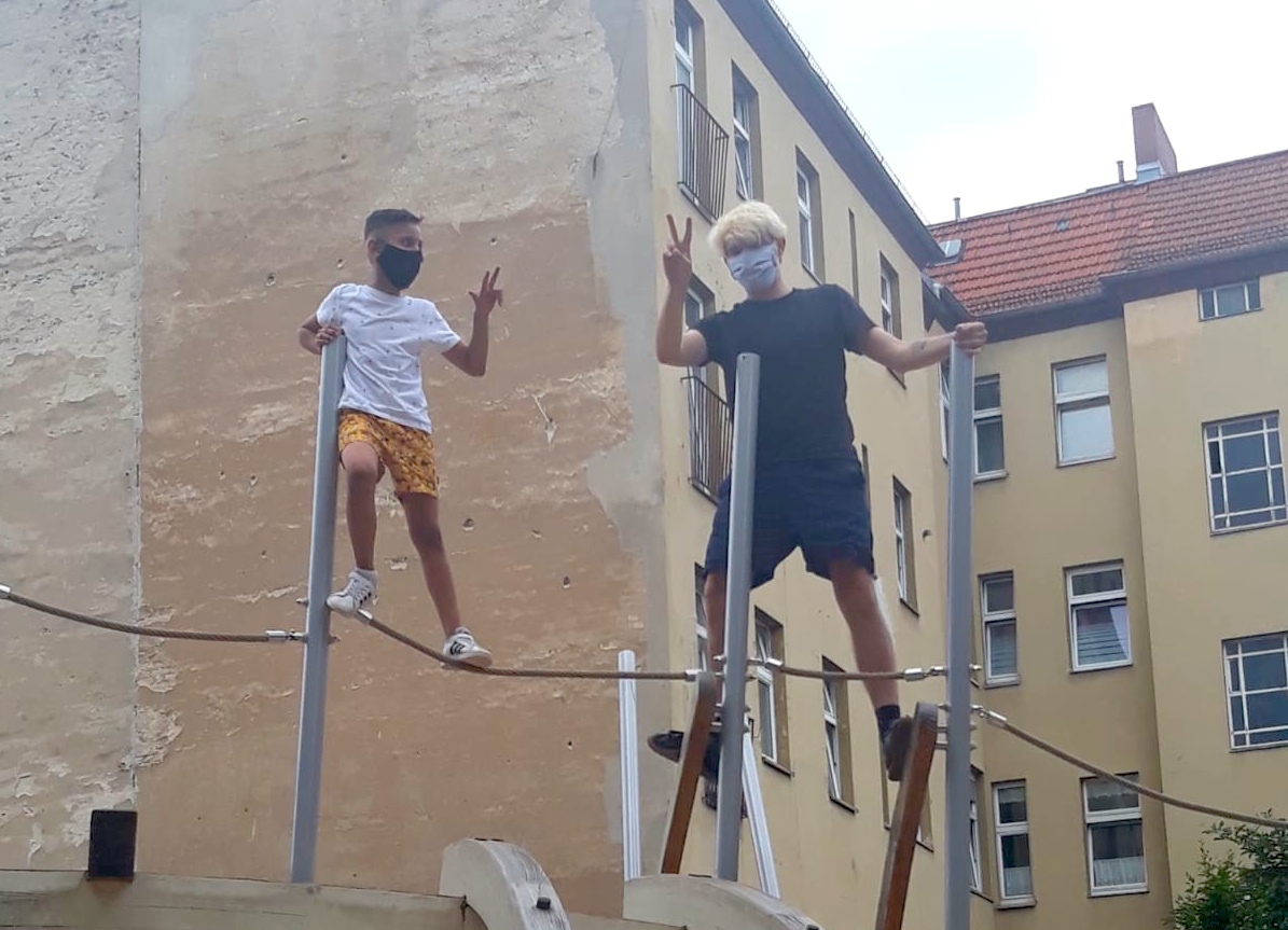 Ein Paten-Tandem wird auf einem Neuköllner Spielplatz zu einer neuen Patenschaft im Neuköllner Talente Projekt zusammengeführt