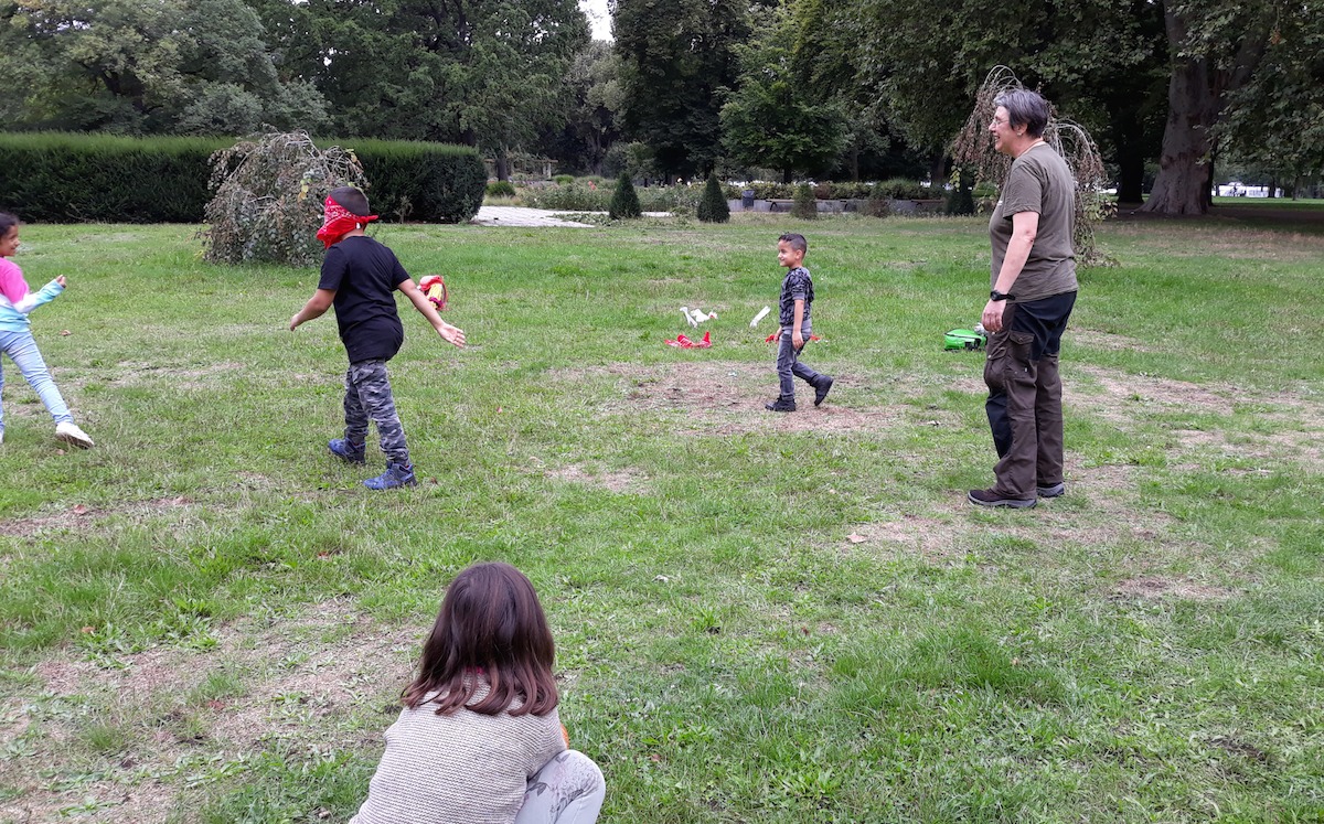 Neuköllner Talente spielen auf einer Wiese Blindekuh und schärfe so ihre Wahrnehmung der Stadtnatur