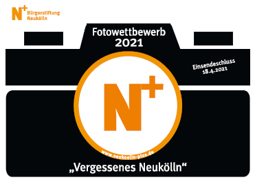 Logo: Eine schwarze Kamera mit orangenem N+ in einem Kreis