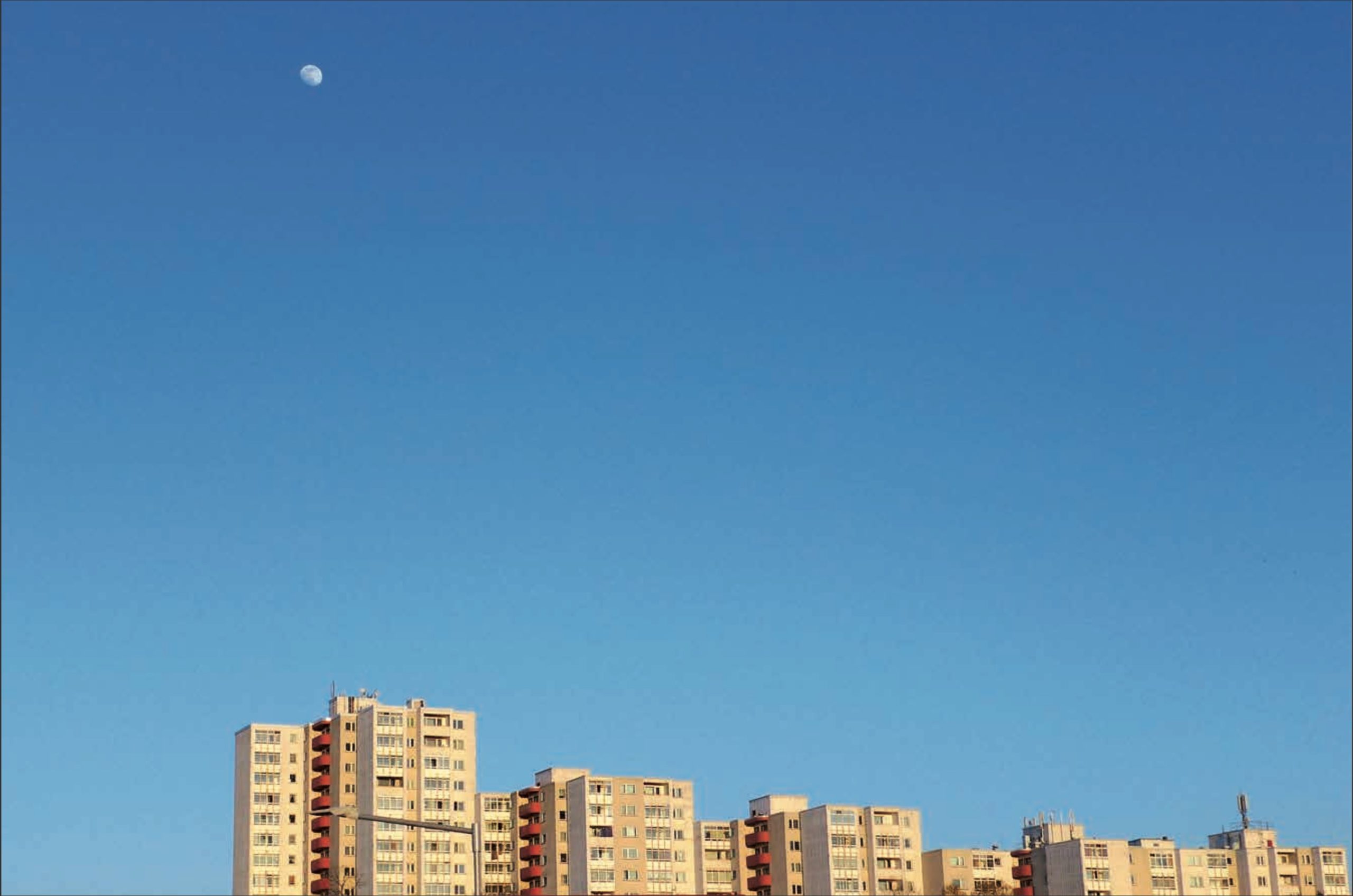 Hochhaus-Skyline der High-Deck-Siedllung vor blauem Himmel