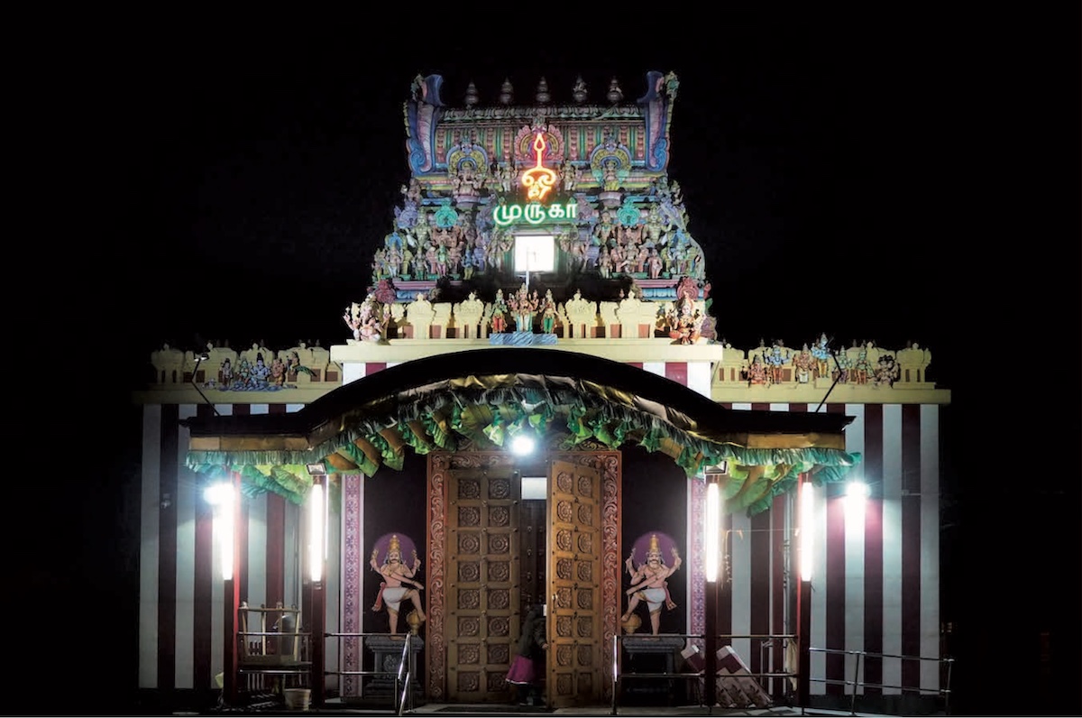 Tempelportal mit Säulen