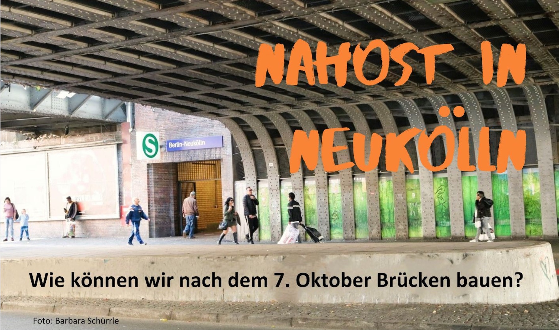 Überdachter Bahnsteig des S-Bahnhofs Neukölln mit Menschen.