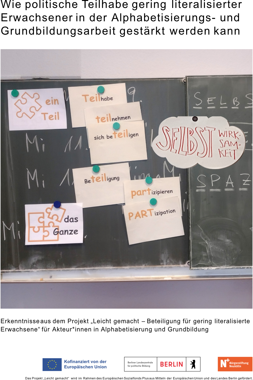 Handreichung Grundbildung Cover einer Handreichung mit Foto einer Tafel, darauf Papiere mit den Worten "Teilhabe", "Teilnehmen", etc.. DArüber der Titel "Wie politische Teilhabe gering literalisierter Erwachsenser in der Alphabetisierungs- und Grundbildungsarbeit gestärkt werden kann"