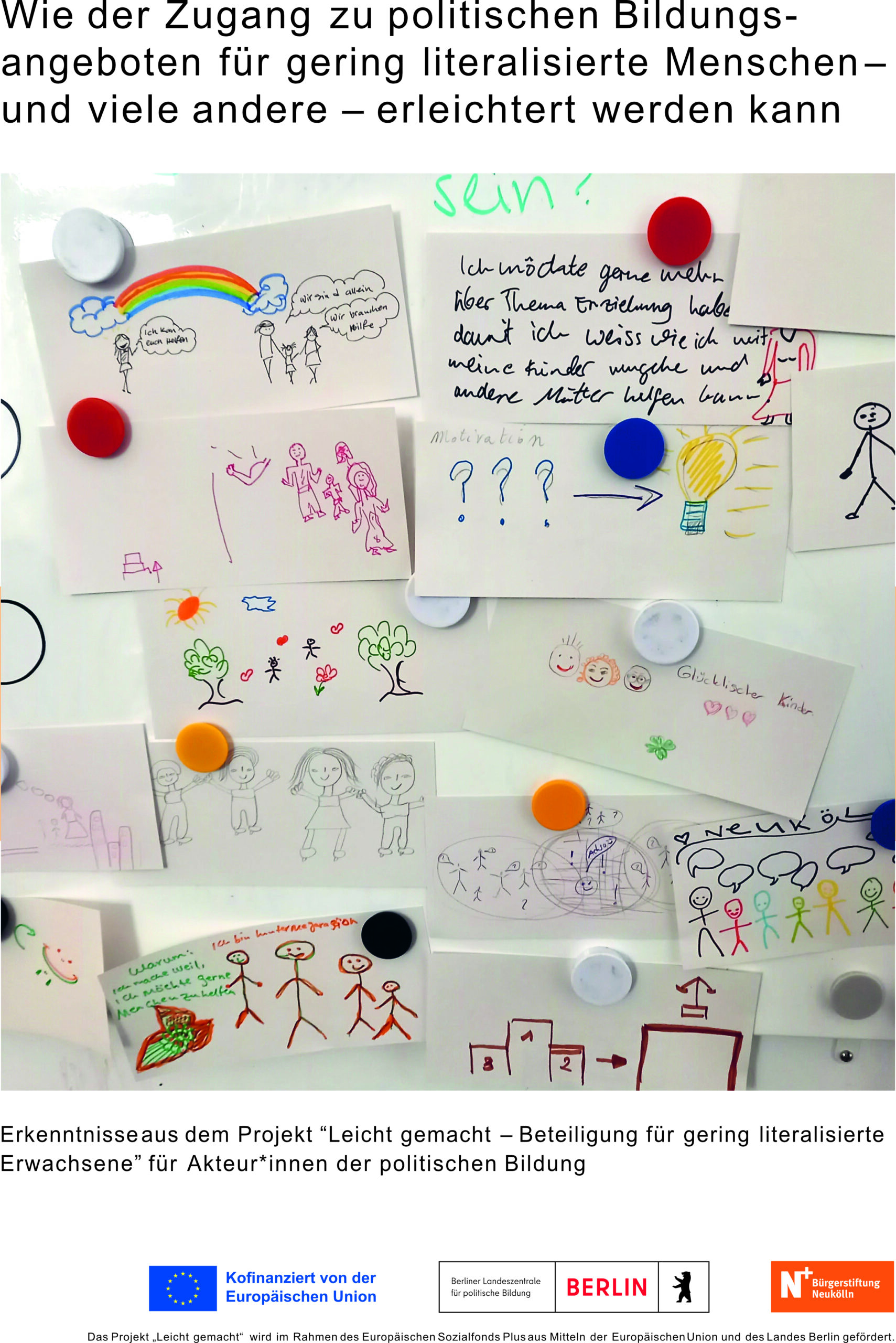 Handreichung politische Bildung Foto von vielen Zeichnungen und ein paar Notizen. Titel "Wie der Zugang zu politischen Bildungsangeboten für gering literalisierte Menschen und viele anderere erleichtert werden kann."